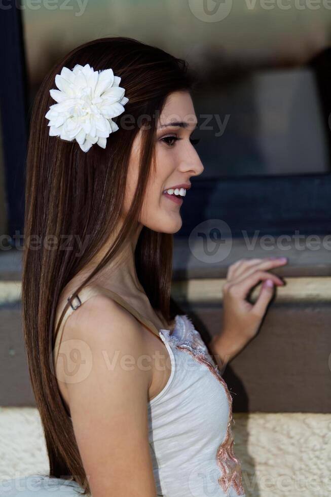 fino caucasiano adolescente menina ao ar livre perfil com branco flor foto