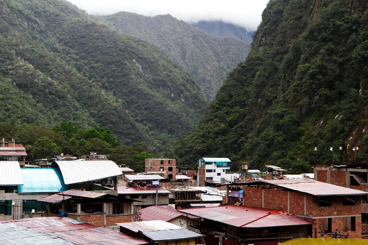 aguas calientes, Peru, 2015 - cobertura tops e edifícios com montanhas sul América foto