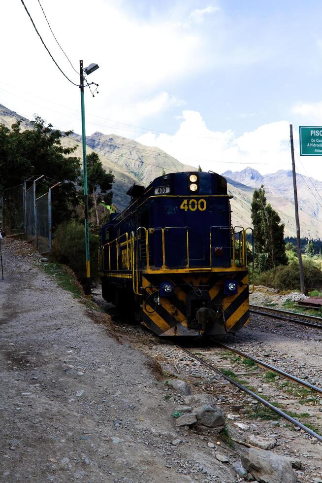 Machu picchu, Peru, 2015 - azul e amarelo Ferrovia motor com montanhas foto