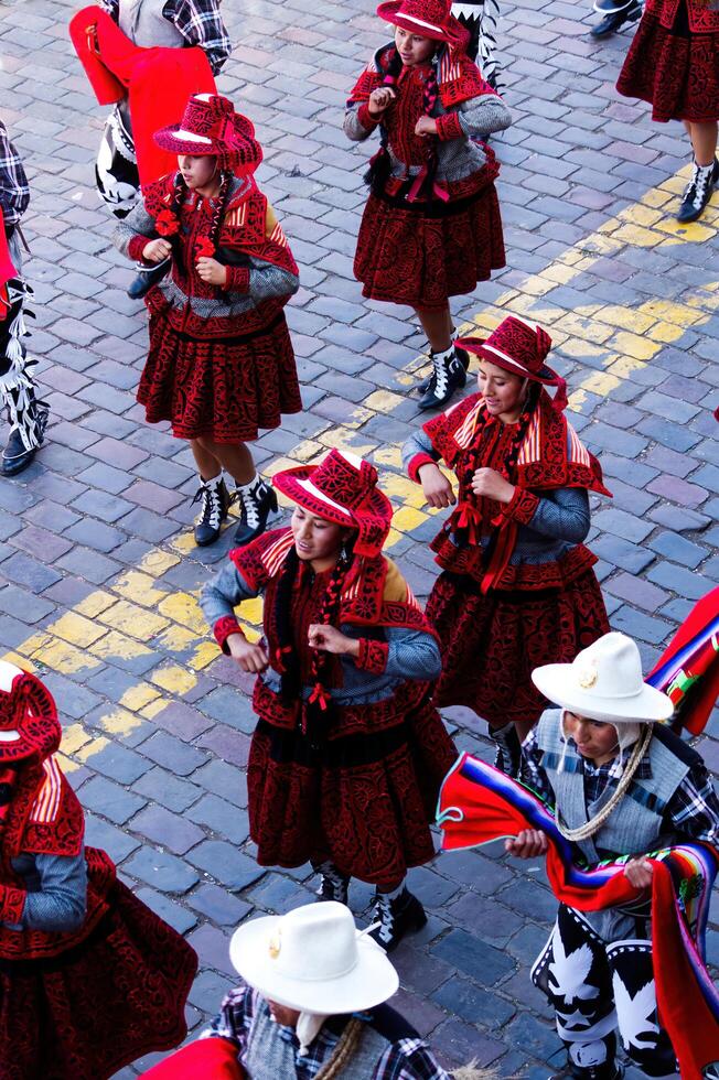 cusco, Peru, 2015 - homens e mulheres dentro tradicional traje sul América foto