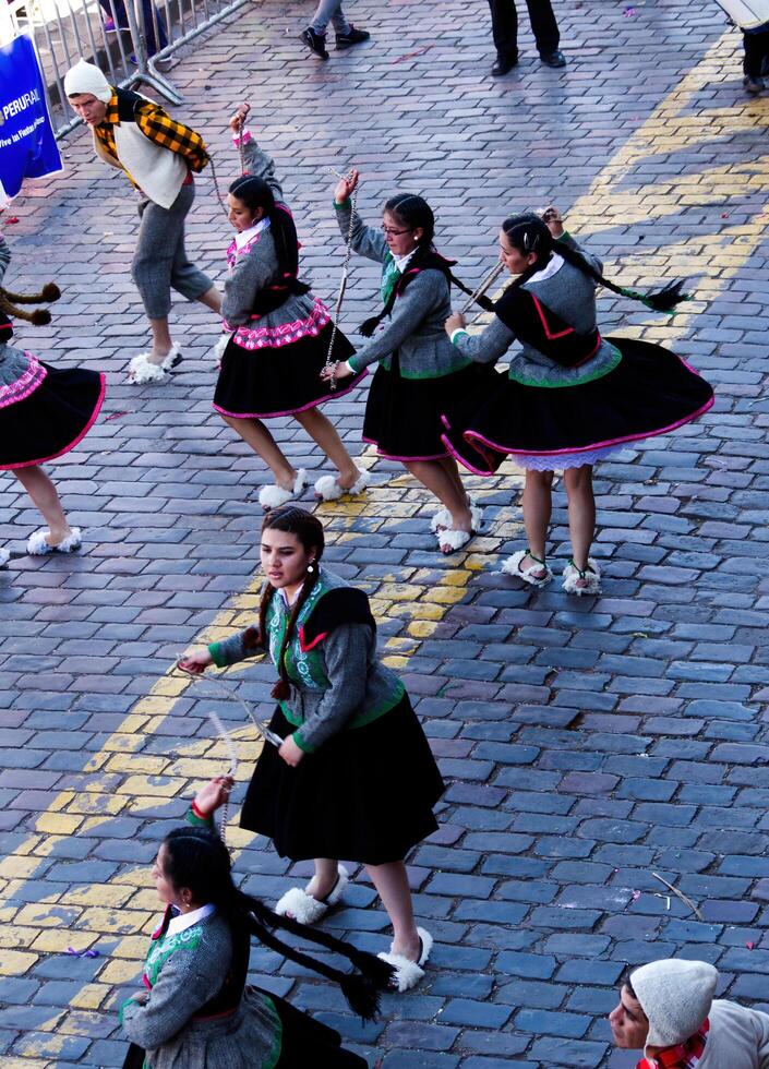 cusco, Peru, 2015 - homens e mulheres dentro tradicional traje inti Raymi sul América foto