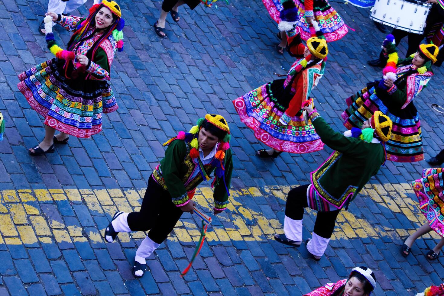 cusco, Peru, 2015 - homens e mulheres dentro tradicional traje dançando inti Raymi sul América foto