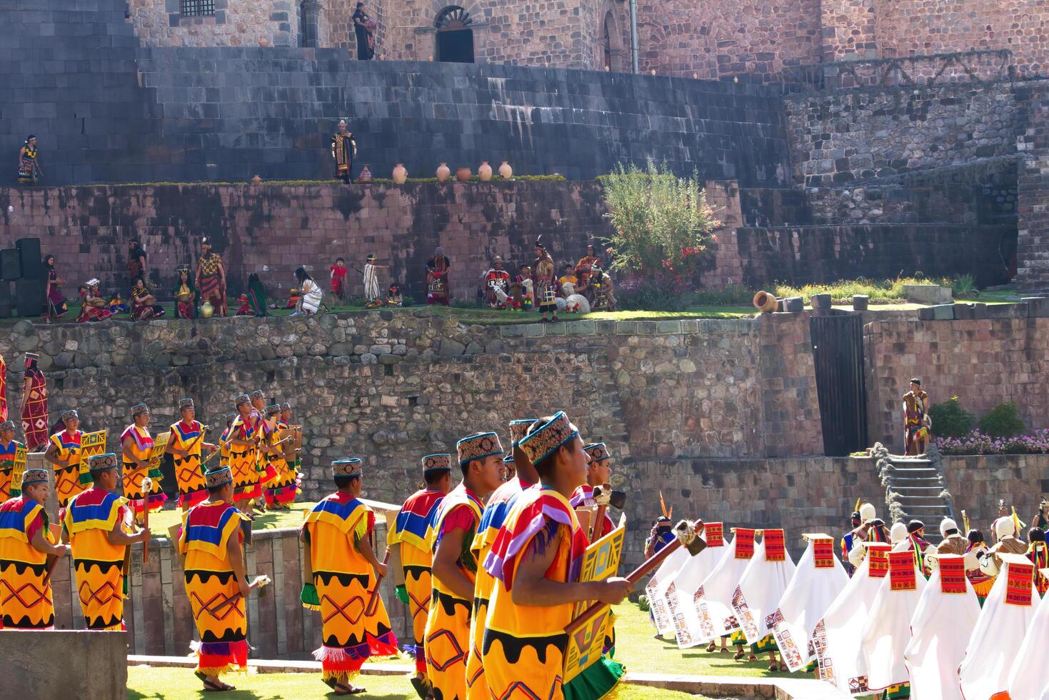 cusco, Peru, 2015 - homens e mulheres dentro tradicional fantasias inti Raymi sul América foto