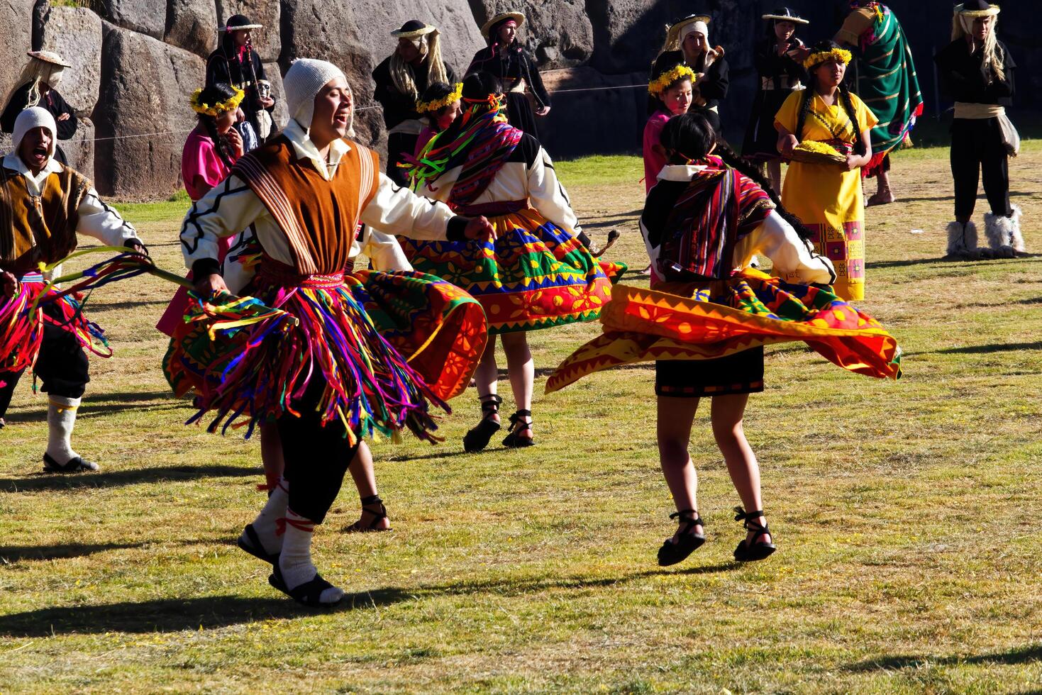 cusco, Peru, 2015 - homens e mulheres dançando dentro tradicional fantasias cusco Peru foto