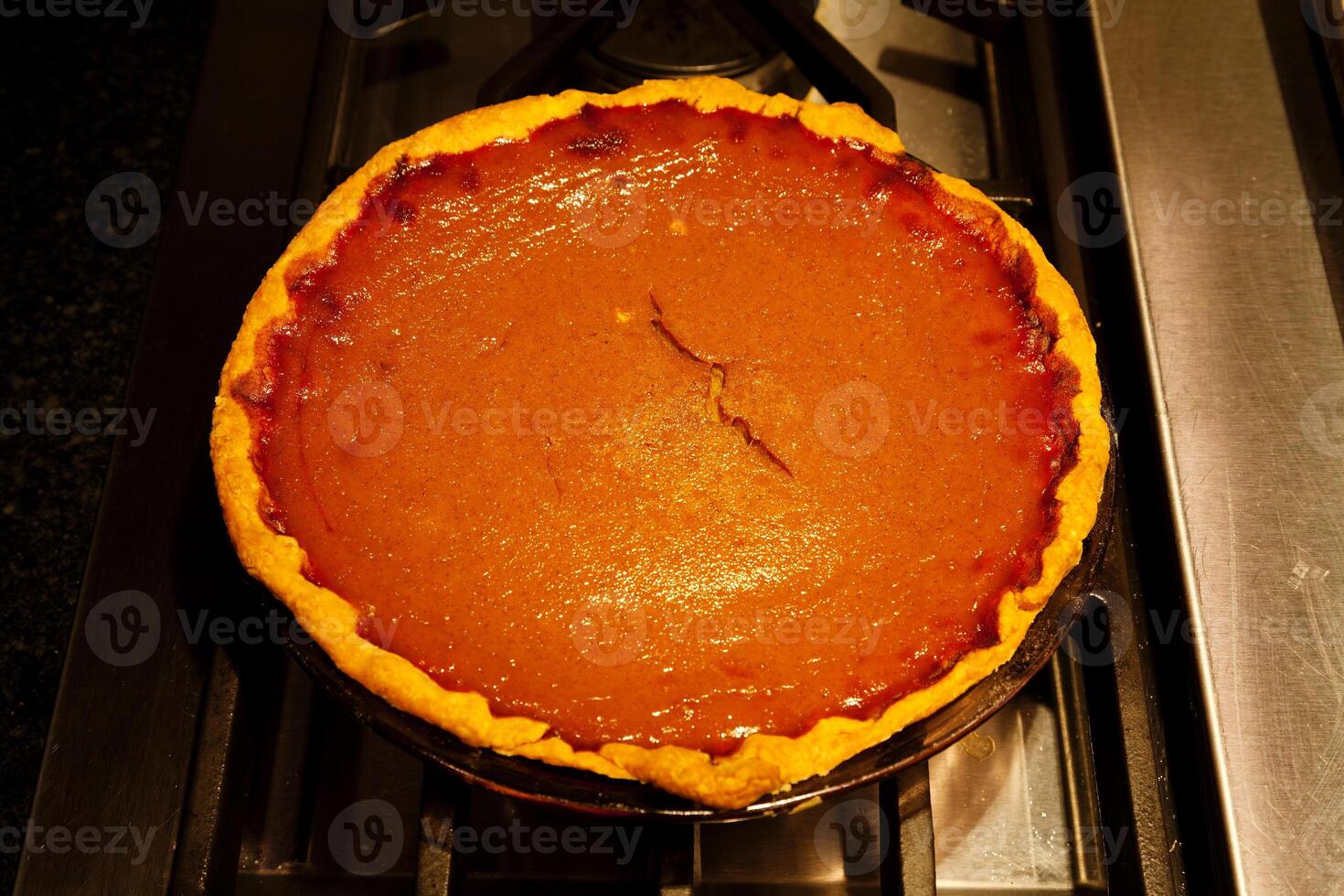 fresco caseiro todo abóbora torta resfriamento em fogão topo foto