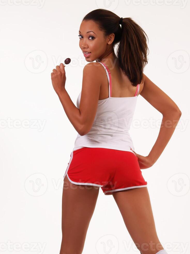 bonita africano americano mulher dentro vermelho calção branco topo foto