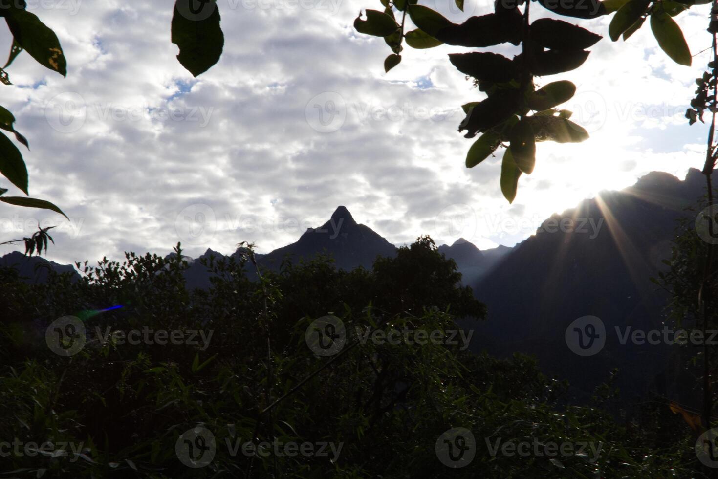 nascer do sol sobre montanhas perto Machu picchu Peru foto