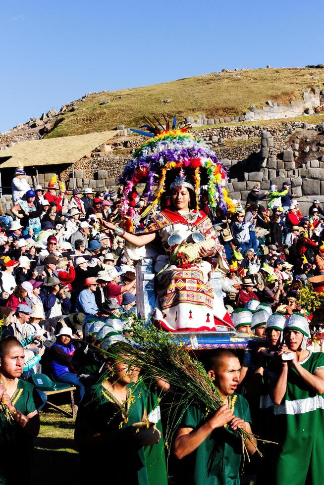 cusco, Peru, 2015 -inti Raymi festival inca rainha entrando sentado em plataforma foto