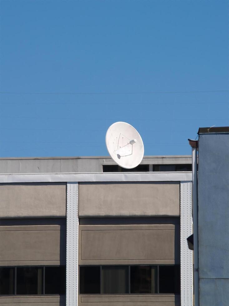 boston, mãe, 2008 - ampla branco comunicação prato em construção com azul céu foto