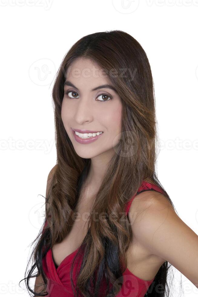 jovem hispânico mulher sorridente retrato vermelho topo foto