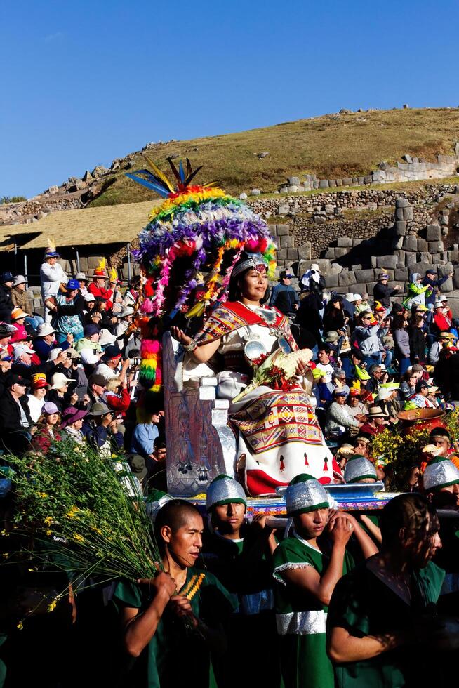 cusco, Peru, 2015 - inti Raymi festival sul América rainha ser carregado dentro foto