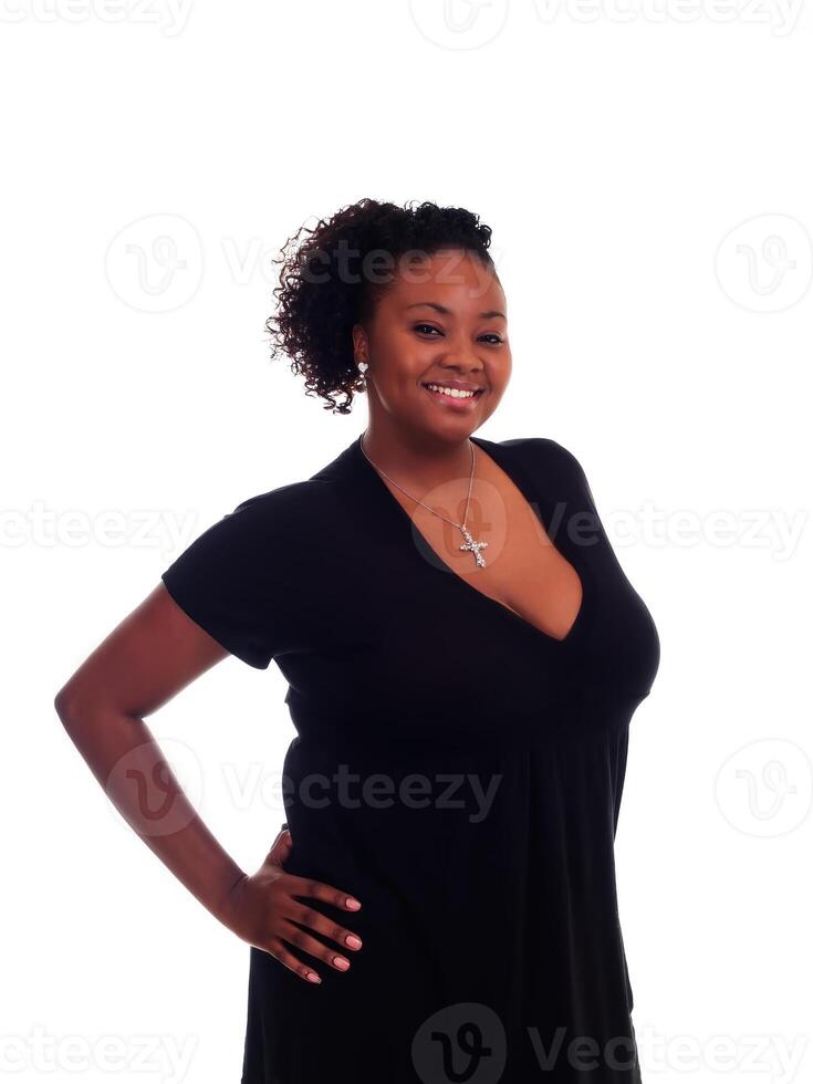 sorridente roliço atraente africano americano mulher em branco foto