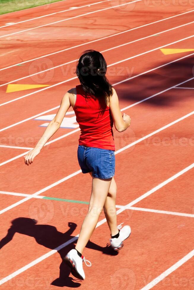 jovem hispânico adolescente menina caminhando em rastrear a partir de costas foto