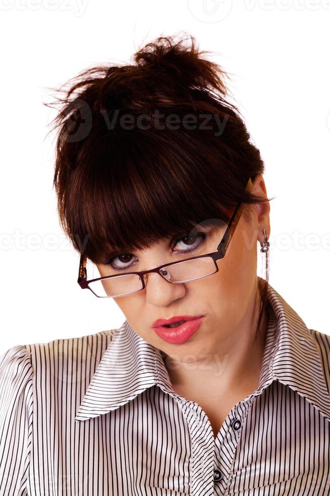 meia idade caucasiano mulher olhando sobre dela óculos cético foto