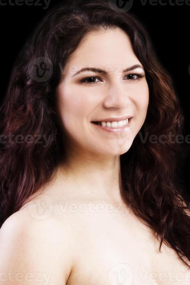 nu ombro sorridente retrato jovem caucasiano mulher foto