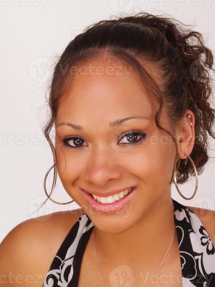 jovem adolescente Preto menina sorridente retrato foto