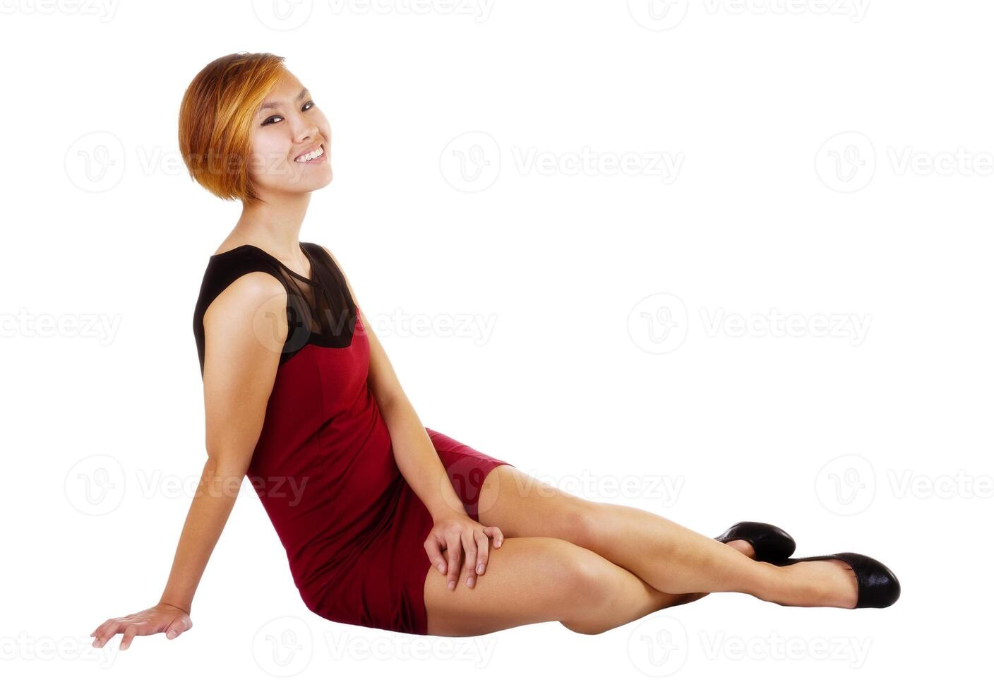 sorridente ásia americano mulher sentado em chão foto
