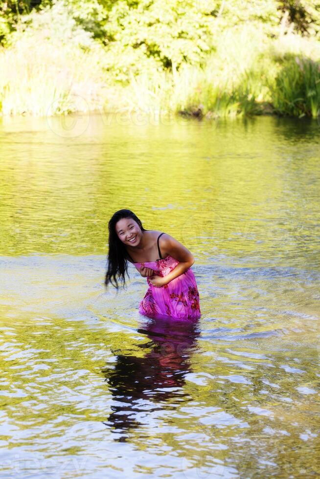 sorridente molhado japonês mulher vestindo vestir dentro rio foto