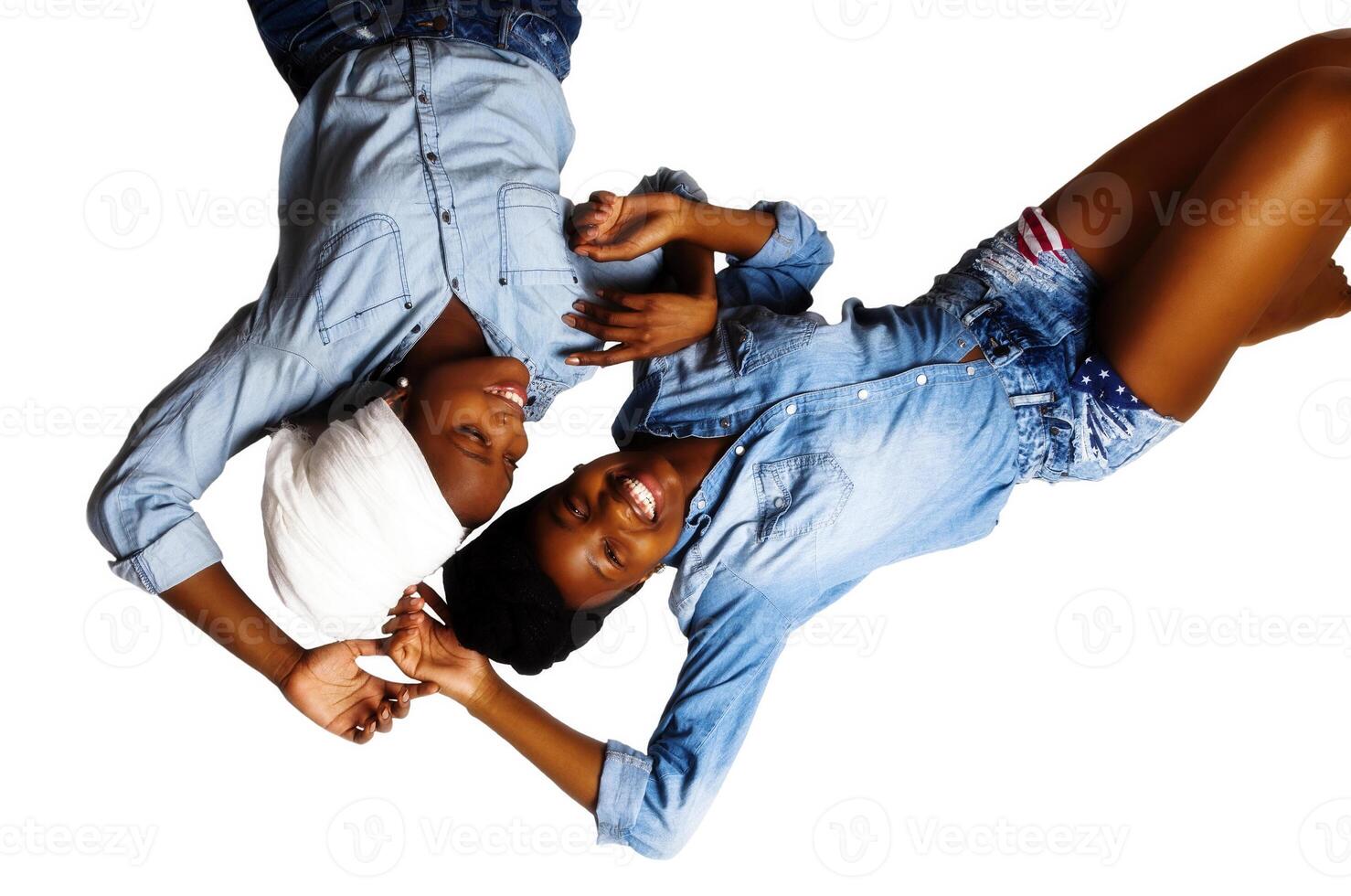 dois africano americano mulheres rindo calção camisas cabeça lenços foto