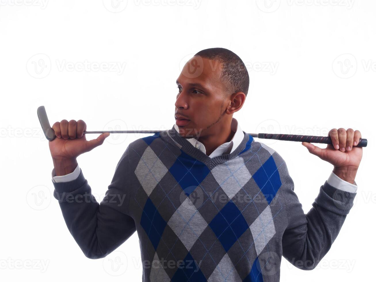 africano americano homem dentro suéter segurando golfe taco em ombros foto