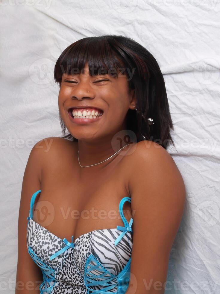 grande sorrir africano americano mulher dentro azul lingerie em branco shee foto