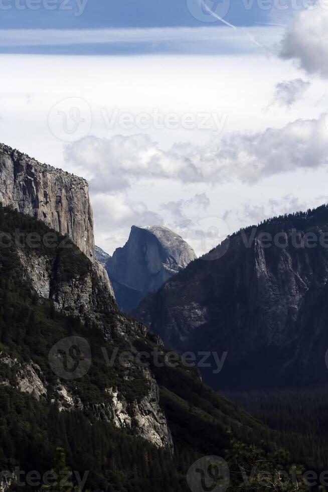 distante Visão do metade cúpula yosemite nacional parque foto