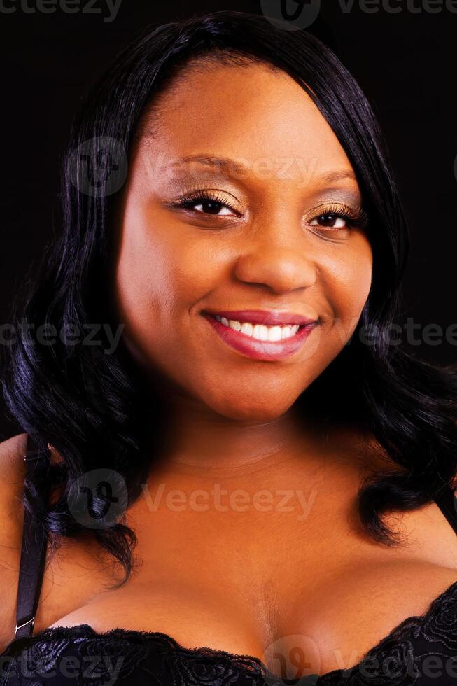 africano americano mulher sorridente retrato dentro Preto sutiã foto