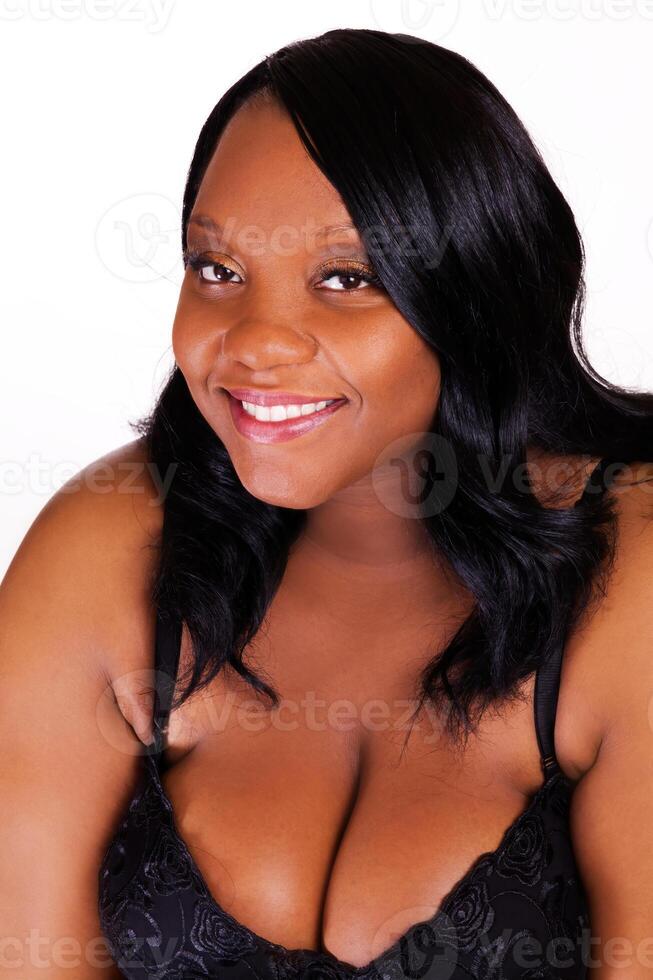 sorridente retrato africano americano mulher dentro Preto sutiã foto