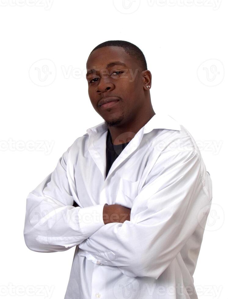 jovem Preto homem dentro branco camisa com guardada braços foto