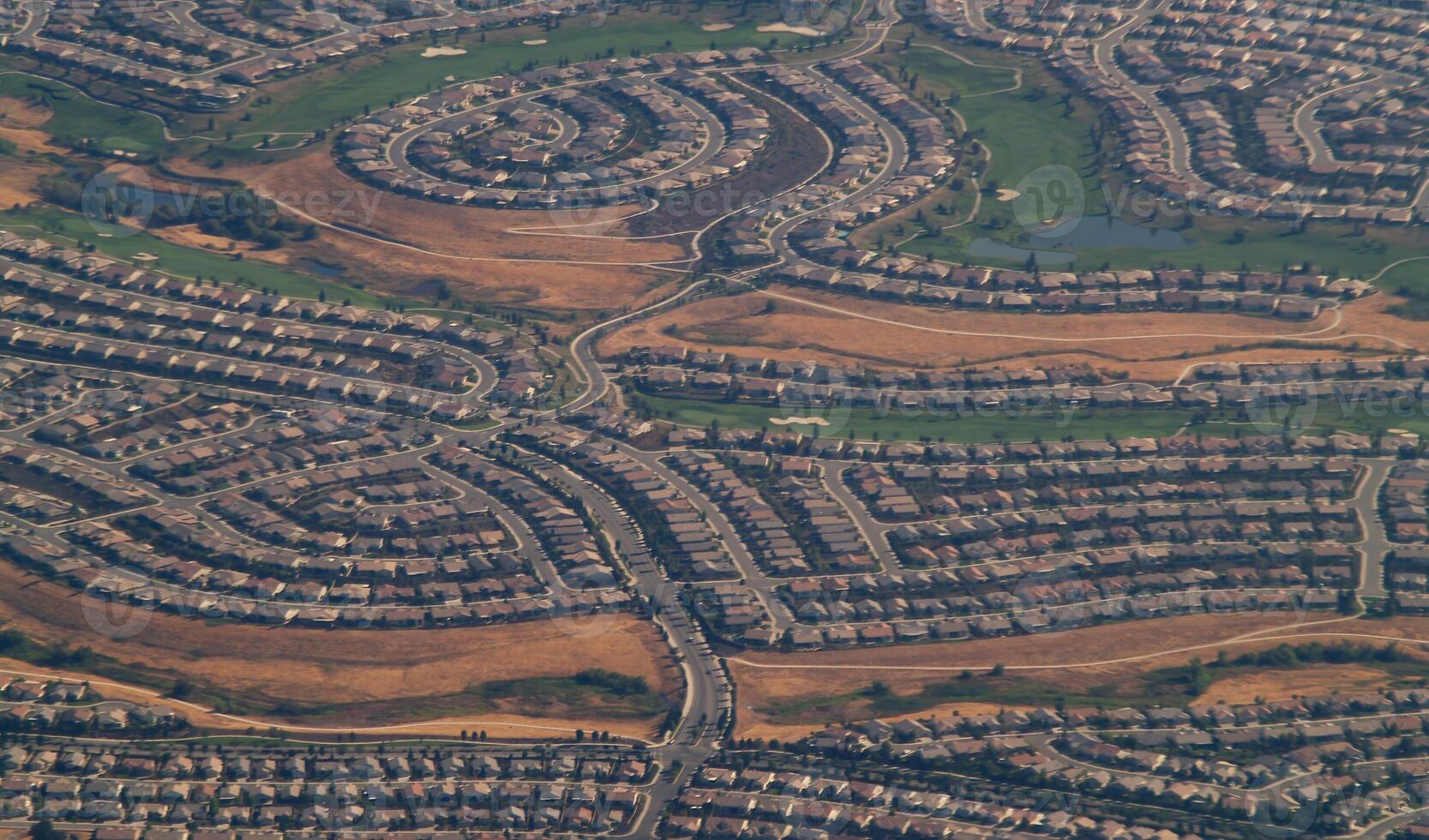 aéreo Visão do subúrbio casas com golfe curso foto