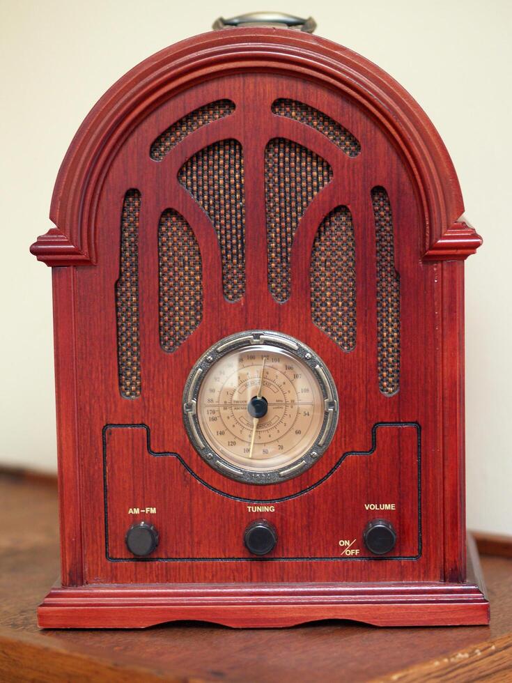 palo contralto, ca, 2008 - Antiguidade de madeira rádio com ampla frequência discar foto