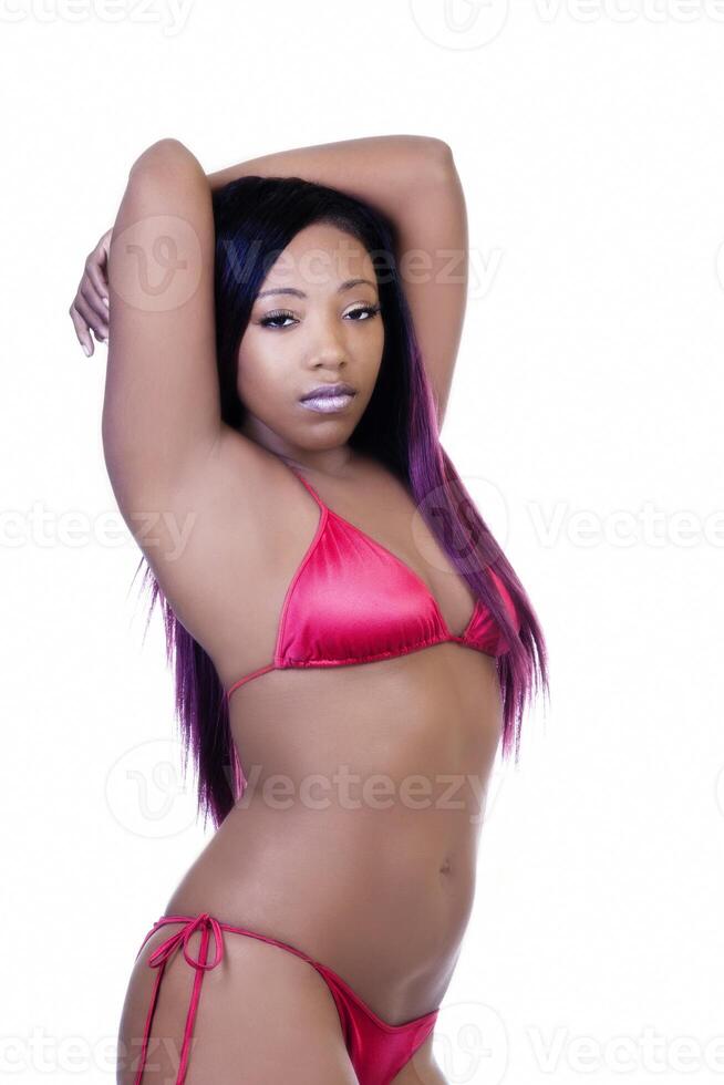 atraente africano americano mulher em pé vermelho bikini foto