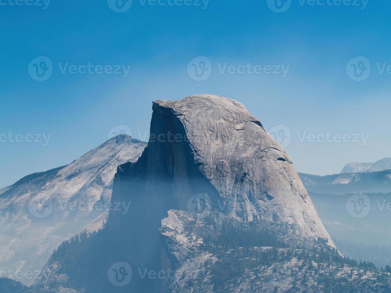 metade cúpula dentro yosemite nacional parque Califórnia com fumaça foto