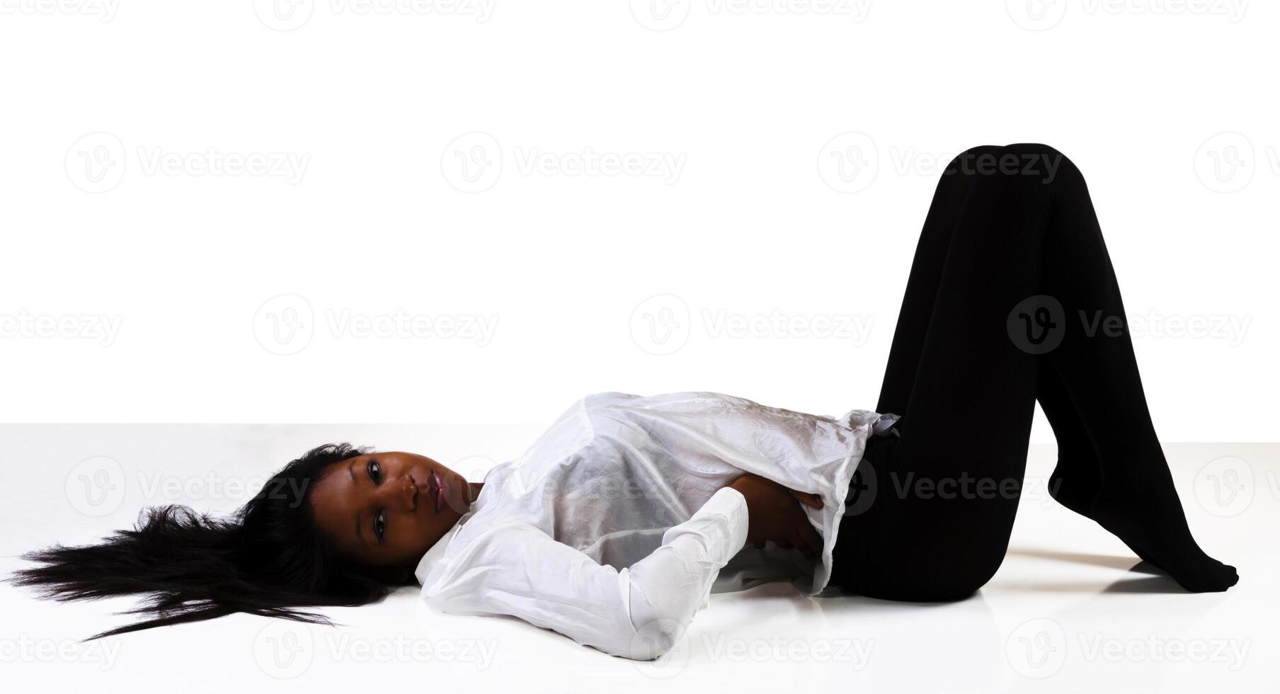 jovem africano americano mulher reclinável meias camisa foto