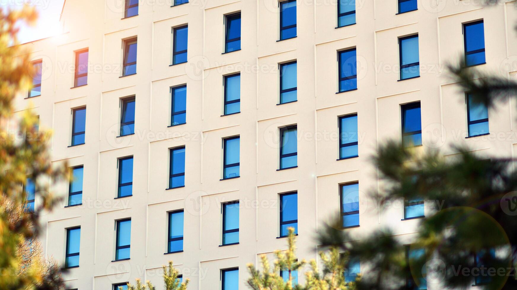 Visão do uma branco moderno apartamento prédio. perfeito simetria com azul céu. geométrico arquitetura detalhe moderno concreto estrutura prédio. abstrato concreto arquitetura. foto