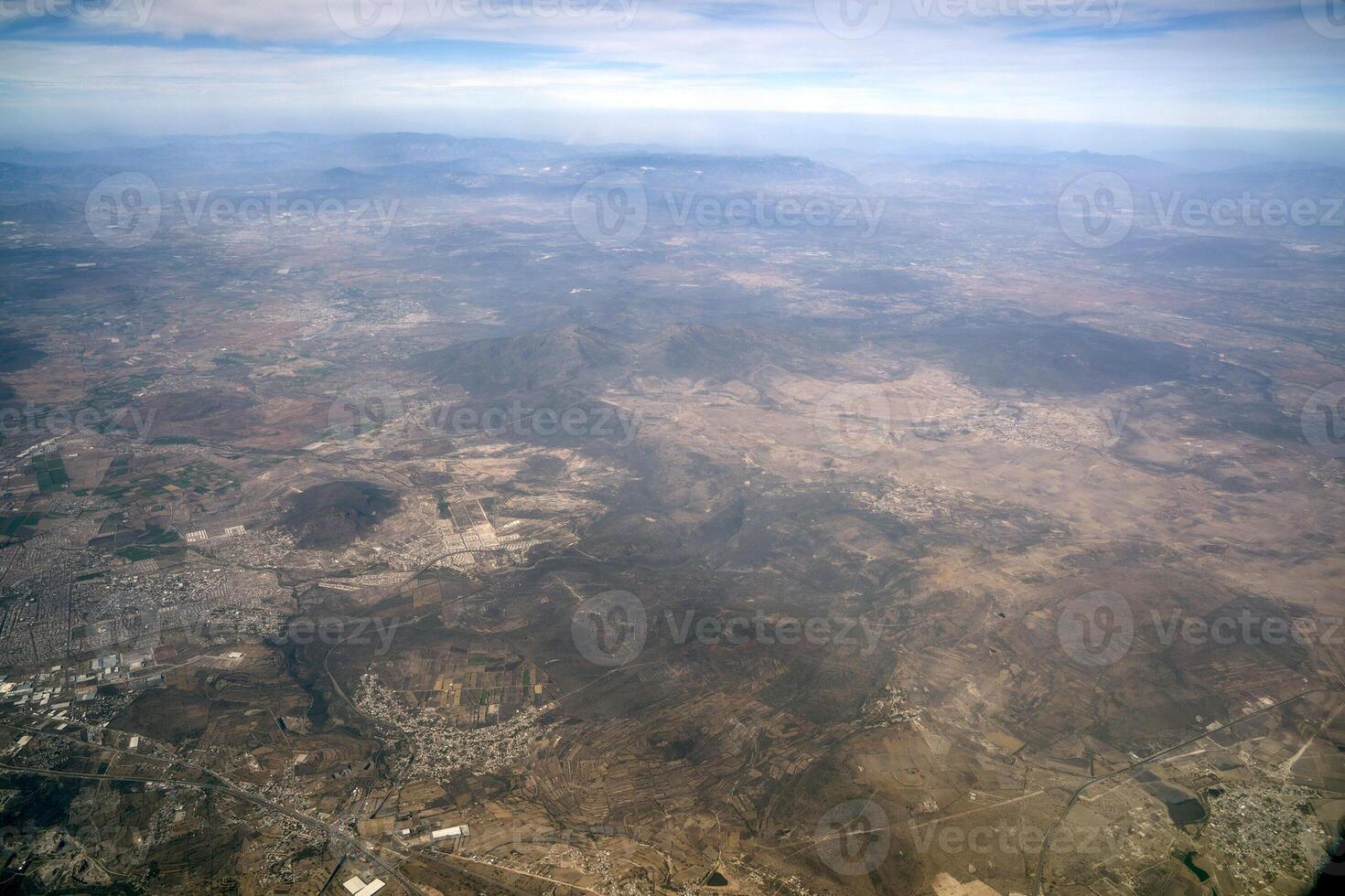 aéreo Visão do santiago de Querétaro, uma cidade dentro central México. panorama a partir de avião foto