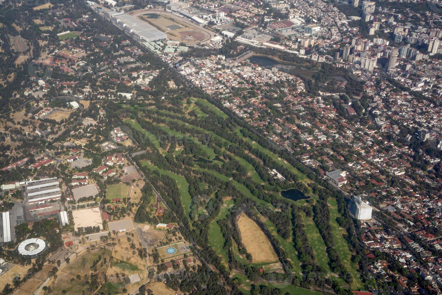 golfe curso dentro México cidade aéreo Visão panorama a partir de avião foto
