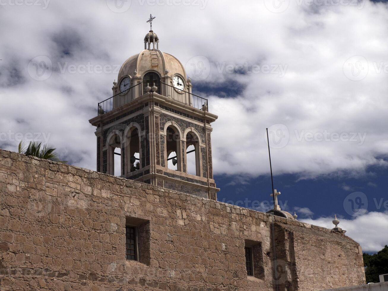 Loreto velho missão em ensolarado dia Baja Califórnia sur México foto