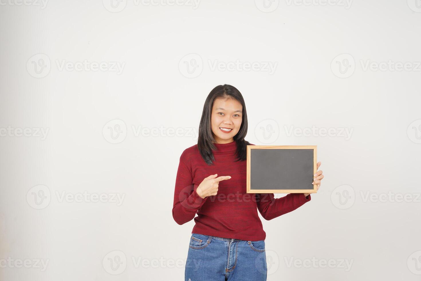 jovem ásia mulher dentro vermelho camiseta mostrando e segurando Preto ou giz borda placa isolado em branco fundo foto