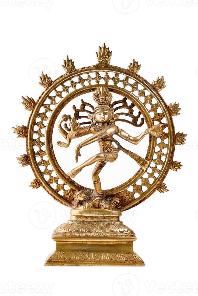 estátua do shiva nataraja - senhor do dança isolado foto