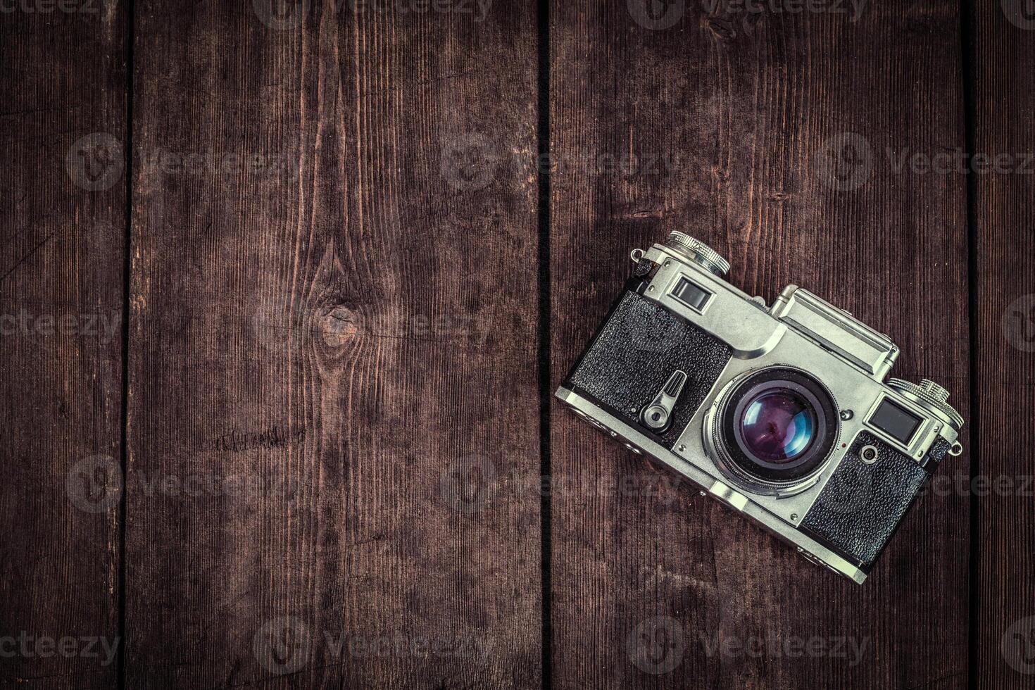 velho retro vintage Câmera em grunge de madeira fundo foto