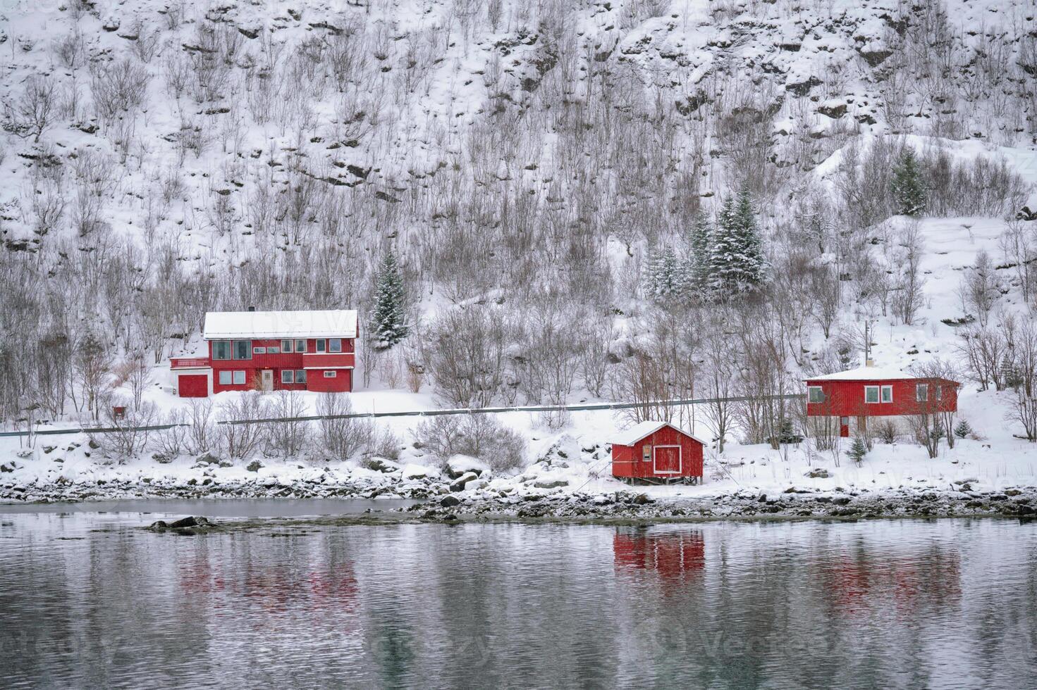 rd rorbu casas dentro Noruega dentro inverno foto