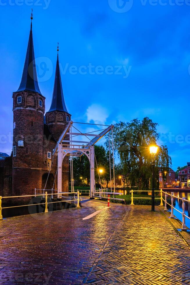 oostport Oriental portão do delft às noite. Delft, Países Baixos foto