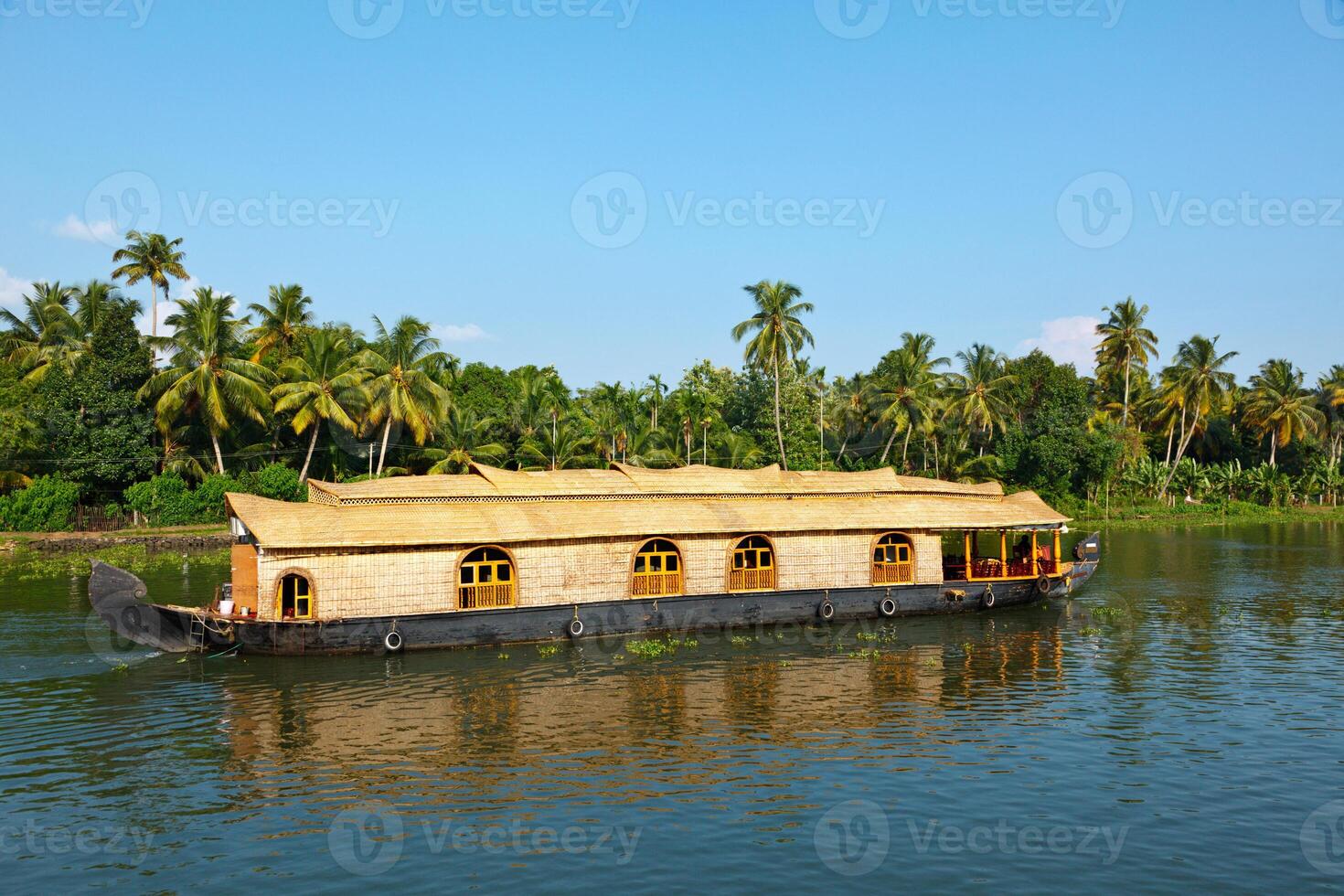 casa flutuante em Kerala remansos, Índia foto