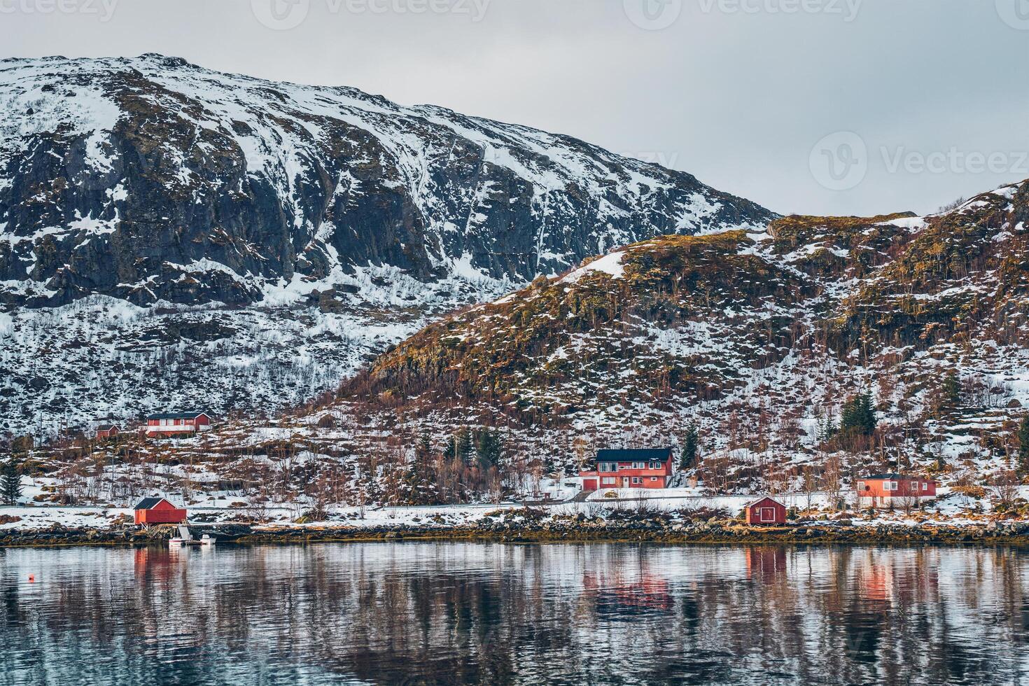 rd rorbu casas dentro Noruega dentro inverno foto