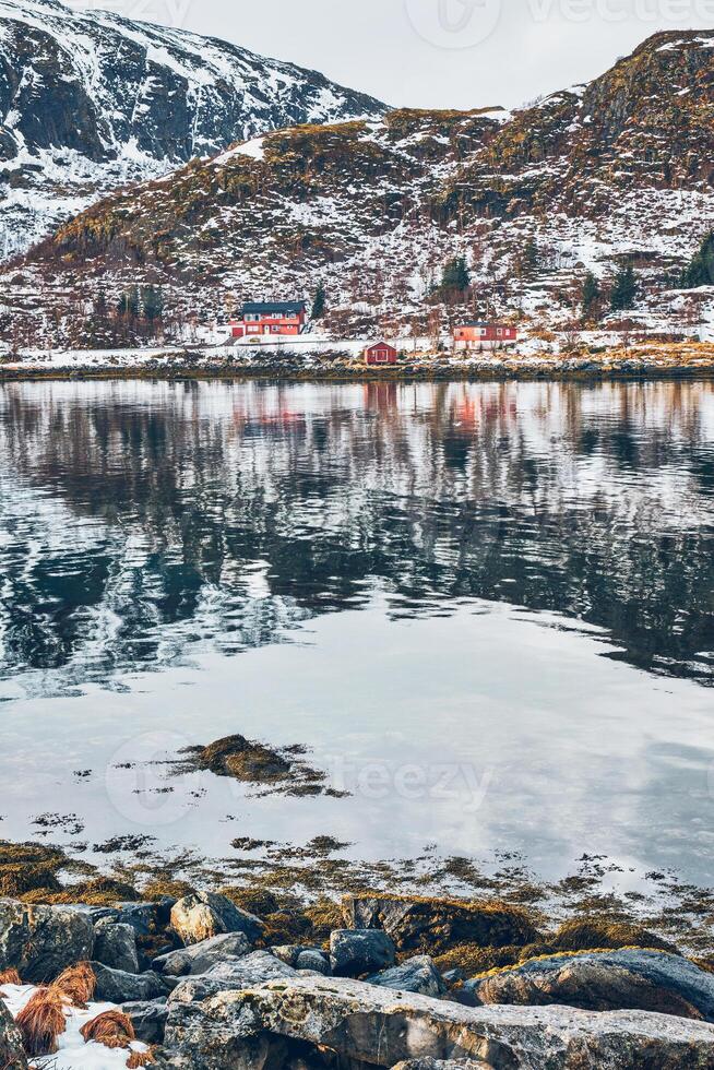rd rorbu casas dentro Noruega dentro inverno foto