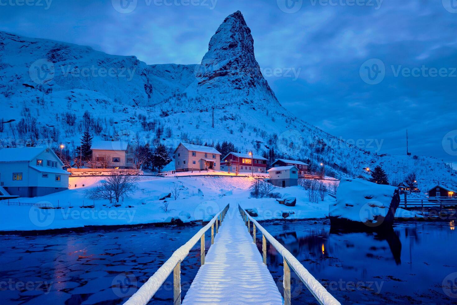 reinar Vila às noite. lofoten ilhas, Noruega foto