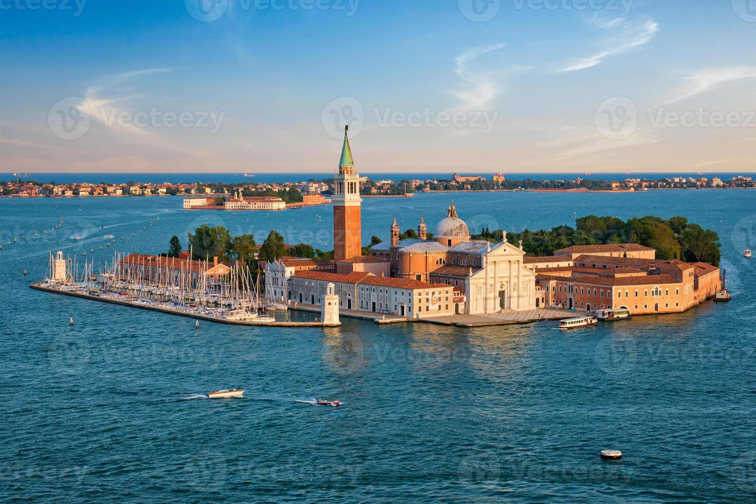 aéreo Visão do Veneza lagoa com barcos e san giorgio di Maggiore igreja. Veneza, Itália foto