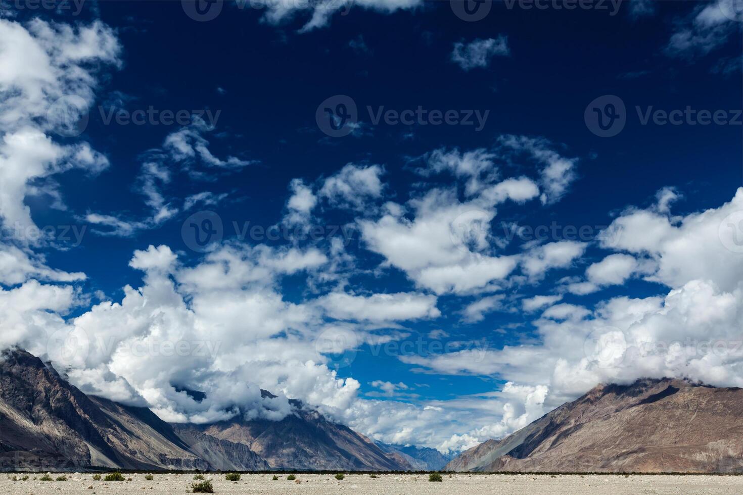 Nubra vale dentro Himalaia. ladakh, Índia foto