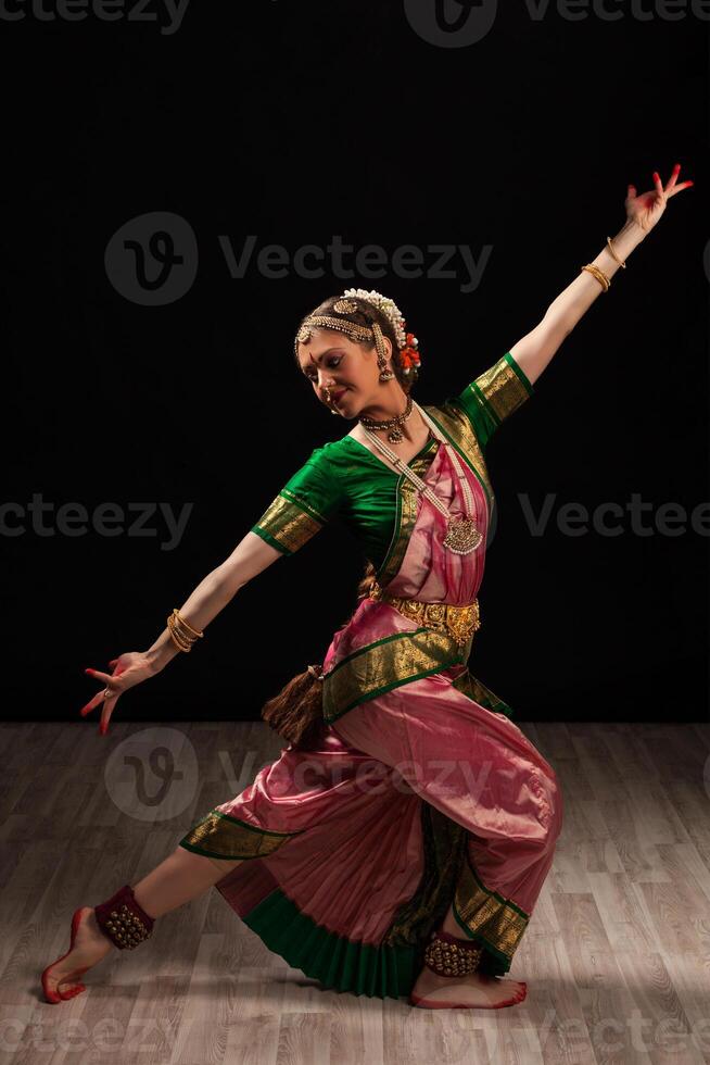 dançarina de menina bonita da dança clássica indiana bharatanatyam foto